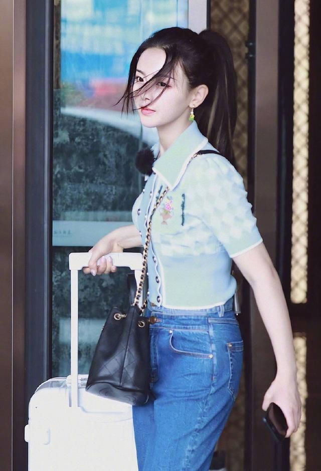  曝光|中餐厅杨超越赵丽颖路透图曝光，都穿baby蓝短上衣，谁赢了？