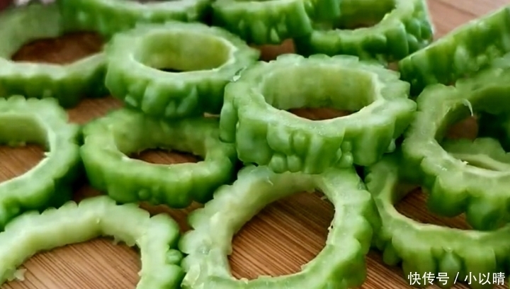 肉馅|苦瓜最好吃的一种做法,做法很简单,鲜香多汁又入味,全家爱吃