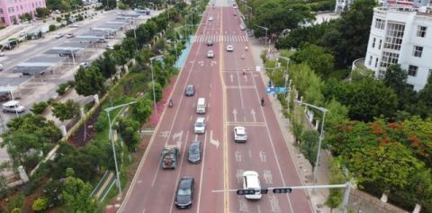  隔离护栏|还想随意调头、乱穿马路？红河蒙自这条路装了个“神器”