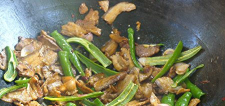  五花肉|尖椒炒五花肉，肥而不腻，色香味俱全，晚饭这一个菜就够了！