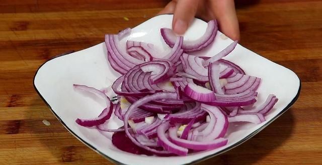 翻炒|面条别再煮着吃,教你新吃法,比吃肉还解馋,家人天天点名要吃