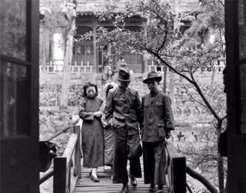 新娘|73年前一场包办婚礼:2人皆未成年,新郎一脸稚气,新娘没有笑容