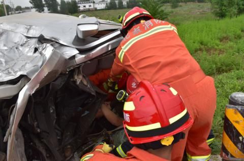  成功|壹现场丨车辆侧翻有人被困 消防成功施救