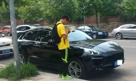 车主|“抄号族”遍布街头,一个月拿上万工资,却被无数车主记恨