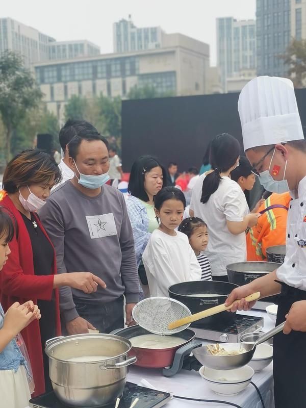 庆生|一碗国庆面一份爱国情，郑州惠济区群众共同特殊方式为祖国庆生