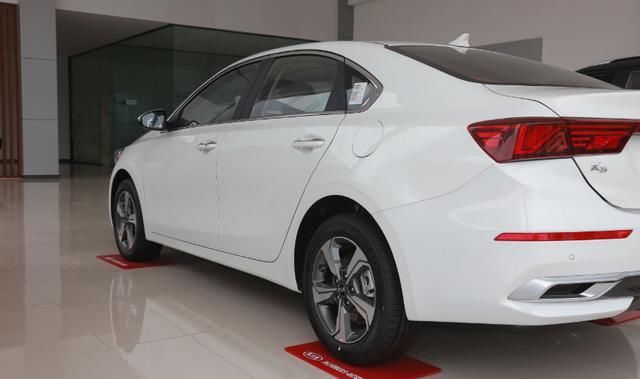 帅气|起亚终于接地气了！新车都跌到10.88万，比思域还要帅气