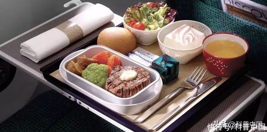 飞机餐为什么不能吃(飞机餐到底为什么不好吃？不完全是食物的原因...)