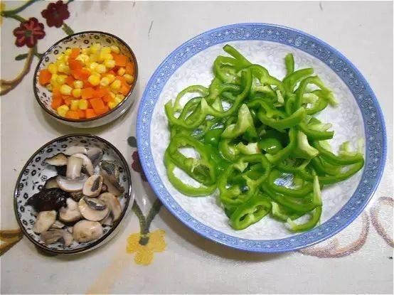 披萨|自己在家做素食披萨,做法简单,味美料足