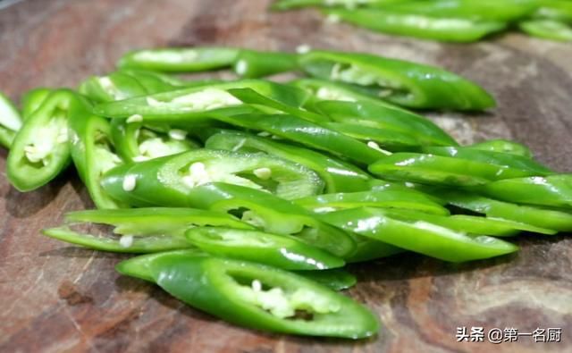  教你做|1把线椒，4个鸡蛋，大厨教你做超级无敌下饭菜，成本还不到五块钱