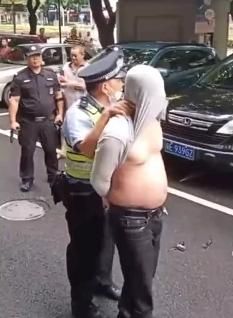 孩子|父亲约谈女儿早恋男友;街头手持菜刀将其按倒在地;家长如何应对孩子早恋