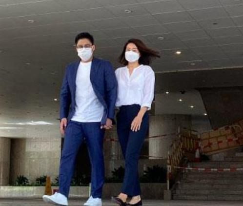  助阵|郭晶晶高调助阵霍启刚，踩平底鞋换发色好洋气，衬衣西裤优雅大方