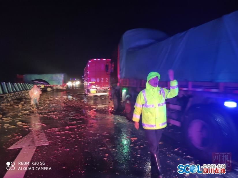  块石|视频直击都汶高速！泥石流后，断木、块石堆积路面