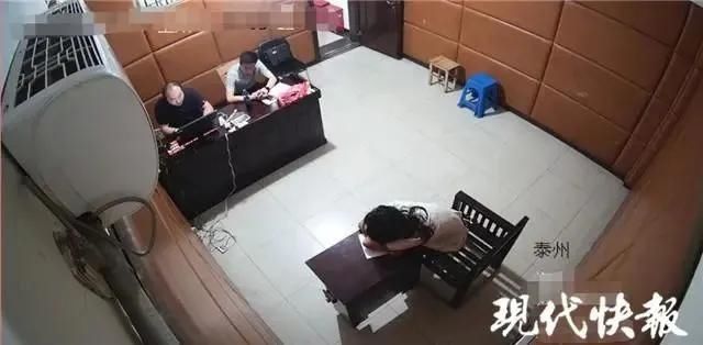  自行|天降飞刀插中后脑勺，男子居然自行走上救护车……
