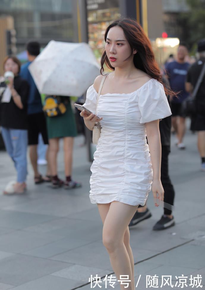 微胖|街拍:白色一字肩短裙,魅力自然散发
