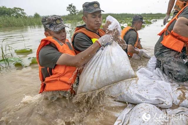 成功|解放军某旅官兵成功处置一处滑坡隐患