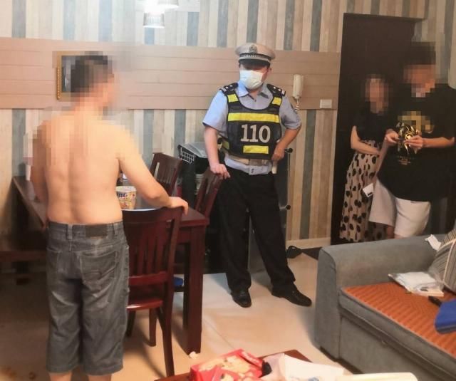  假期|“神兽”假期染上“手机瘾” 民警上门进行“唐僧式”劝说