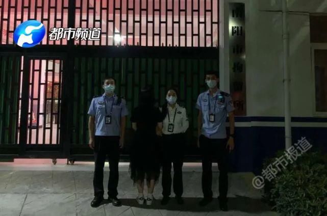 应急|首次坐飞机，女子误开应急舱门被拘！原因让人哭笑不得
