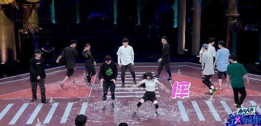  删减|王一博战队水舞台险胜，钟汉良删减技巧动作，导演忽略安全因素