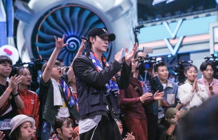  速学|张艺兴速学六个月“半转行”，与世冠师父一起参加世界krump大赛