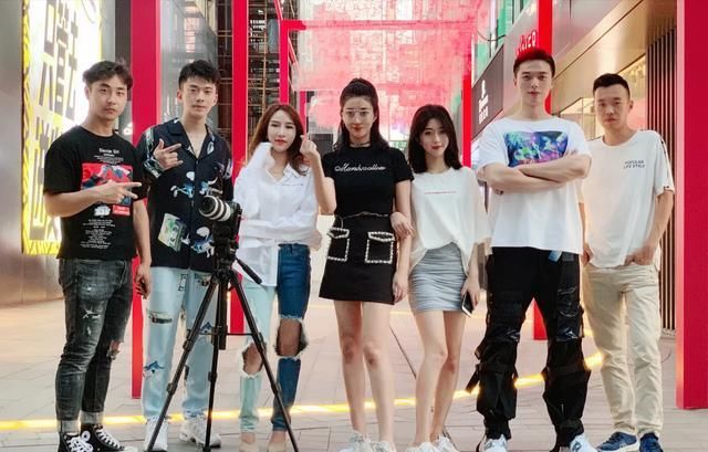 女生|欧美街拍才是最real时髦女生的样子，甩国内网红街拍十条街