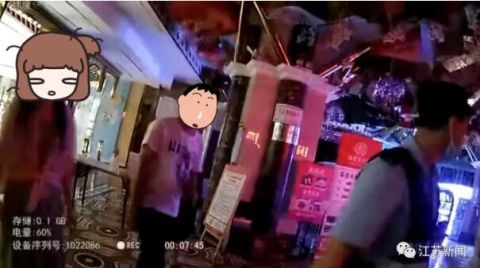  女子|女子KTV唱歌正嗨，陌生人突然冲进包厢：真难听别唱了！