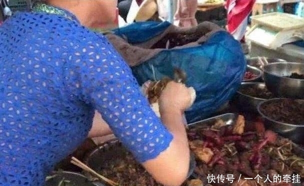 三轮车上|亲民价格路边摊,一人15块便宜到爆,每天来吃的人络绎不绝!