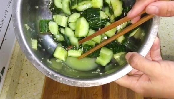 凉拌|炎热的夏天最适合来一份凉拌黄瓜,做法特别简单,清脆爽口