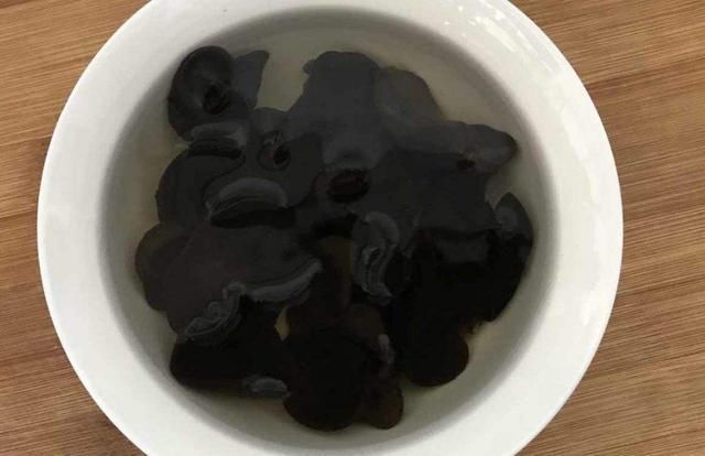  泡发|泡发木耳不要直接加水，老大爷教你一招，两分钟便能实现泡发