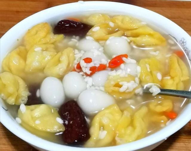 吃法|酒酿汤圆,你们那有这种吃法吗?补血养颜,香甜Q弹,超简单。