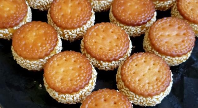  记住|家庭版南瓜芝麻饼：记住两个小技巧，香甜软糯又拉丝，比买的好吃