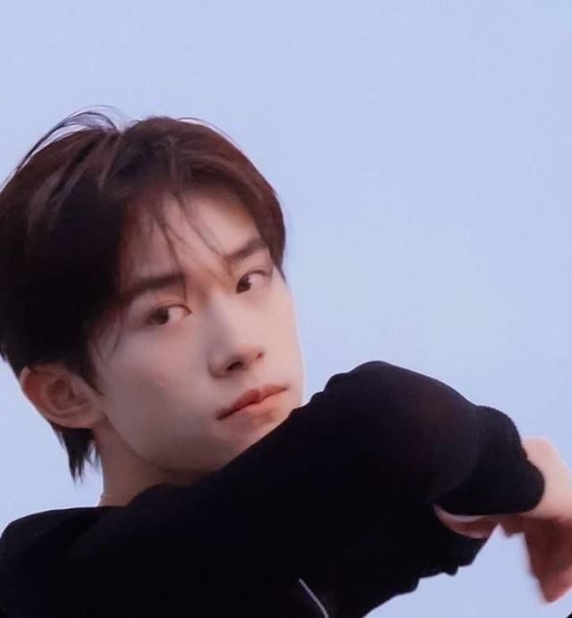 TFBOYS|「TFBOYS」「分享」200728 易烊千玺大片vs偷拍，素颜和带妆的帅哥有区别吗？