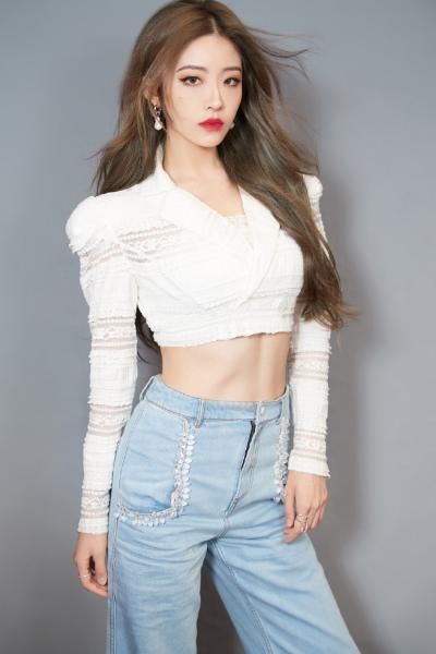 西装|THE9发布会现场直拍,刘雨昕西装虞书欣长裙,孔雪儿大波浪撑门面