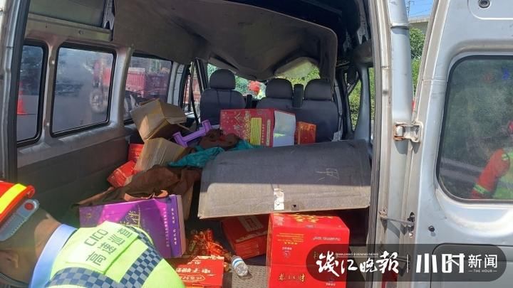  侧翻|6座小车塞了11人，高速路上炸胎侧翻，多人受伤！