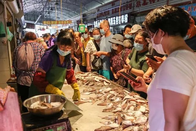 飞涨|海鲜“报复性消费”来了，开海季梭子蟹价格飞涨成当季主打