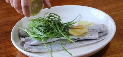  喝啤酒|夏天喝啤酒，试试这道香烤带鱼，鱼肉鲜嫩，比红烧带鱼做法简单