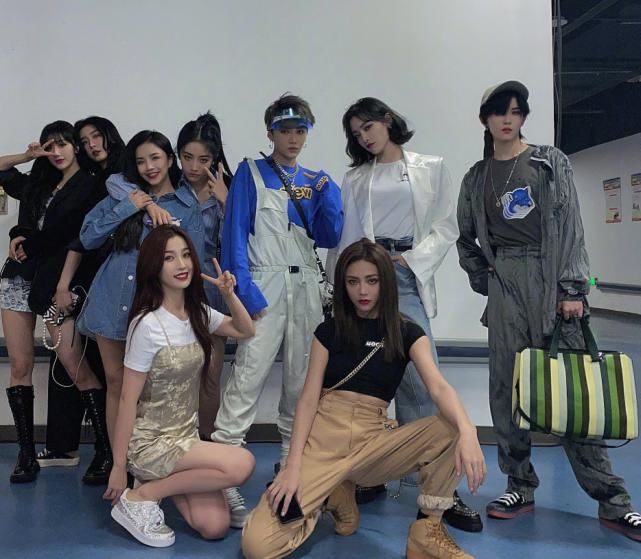  心疼|虞书欣录制综艺被偶遇，全程捂脸不让拍，得知原因心疼了