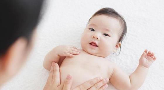  检查|4岁女孩地铁里“放屁”，陌生人提醒：去检查吧，事后宝妈很感激