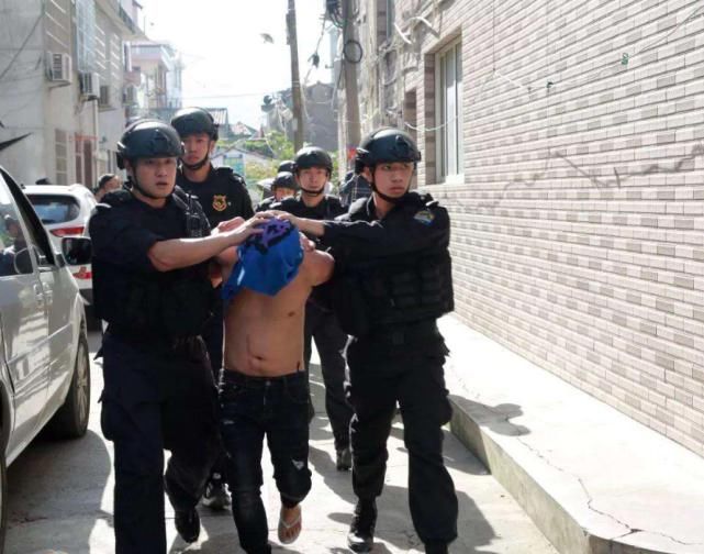 们中国|为什么抓捕到犯罪嫌疑人后,要给他们戴上头套呢?有什么用?