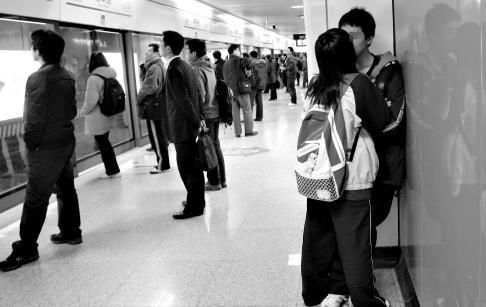 忽视|一个婴儿7万，卖掉自己亲生骨肉背后，是被无数家长忽视的隐忧