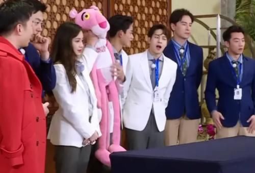 朱亚文|跑男成员钱包大曝光:baby用透明袋,朱亚文暖心,到他画风突变