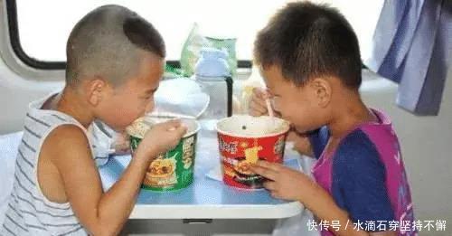 不用|火车餐“新宠”,既美味还不用热水,网友比泡面档次高10倍!