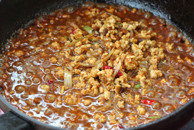 得嗦|三伏天就馋这面食,香辣劲道实在太好吃了,每次都得嗦上两大碗!