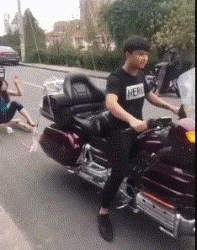  下嘴|搞笑GIF：这只是一个面具，哥们，你就放心下嘴吧！