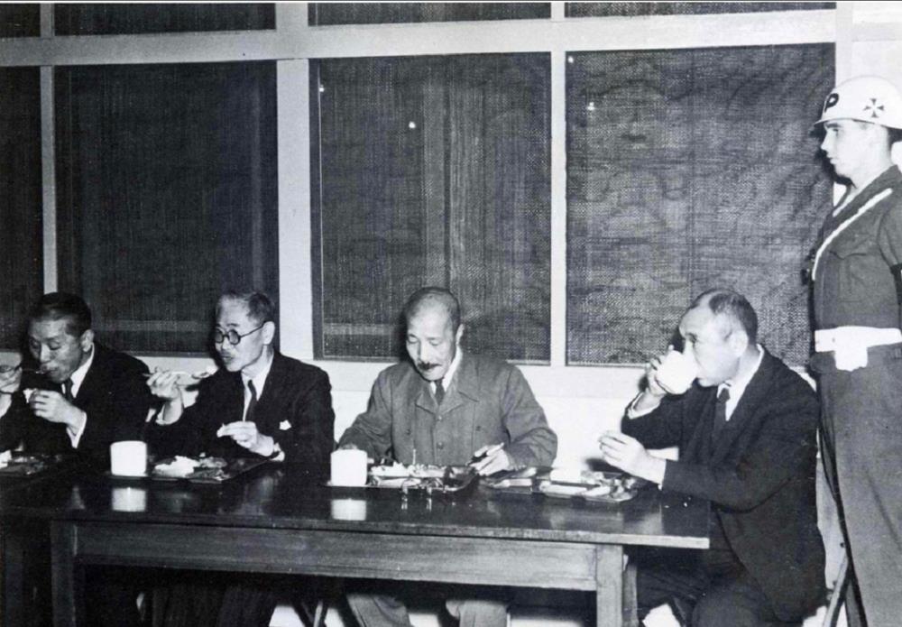 街头|日本鬼子投降后的罕见照：菲律宾军官忍不住发笑，图5女孩在街头被美军强抱