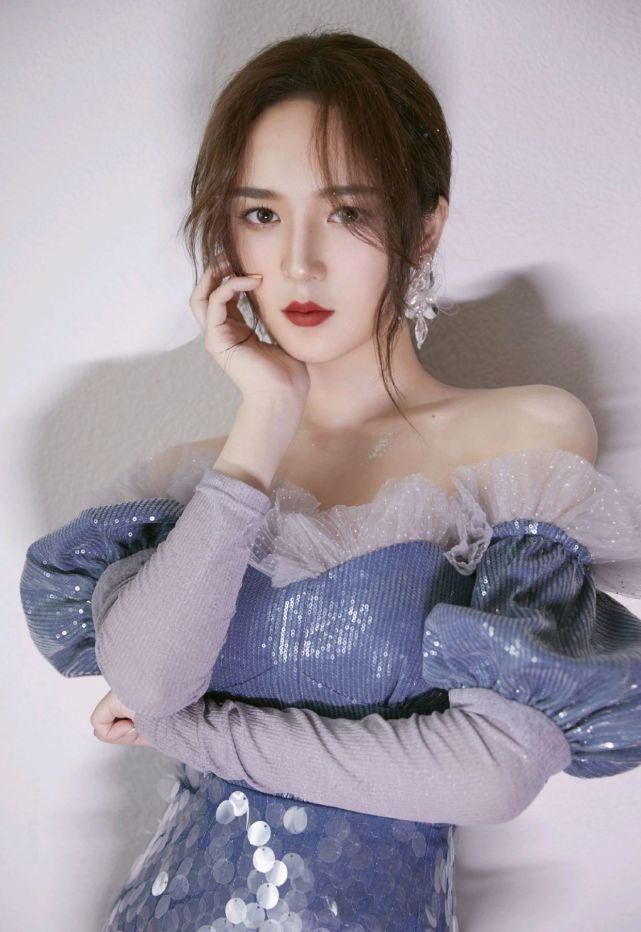  马尾|靳梦佳把头发扎成低马尾好温柔，身穿亮片雾霾蓝连衣裙，优雅大气