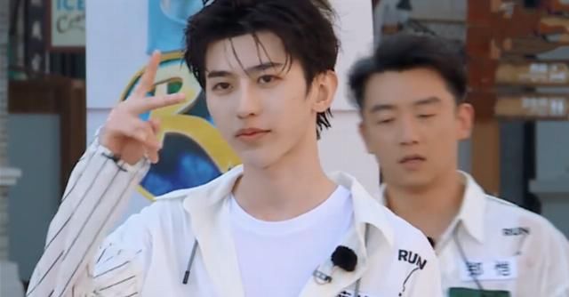  蔡徐坤|郑恺帮baby报仇，致水碗砸到宋祖儿，蔡徐坤下意识动作太圈粉！