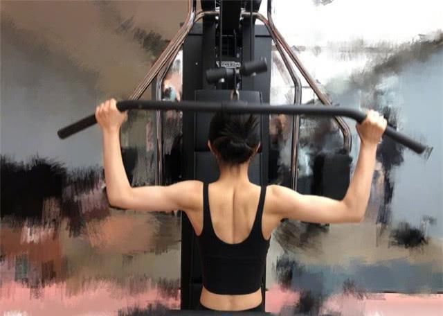  腰部|赵丽颖录综艺累到腰疼，坐马路牙揉腰 曾因坠马伤腰 泣不成声怕瘫痪