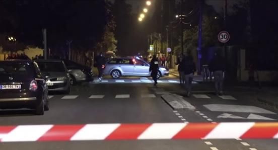 讽刺|因展示讽刺漫画 法国教师遭18岁凶徒当街斩首