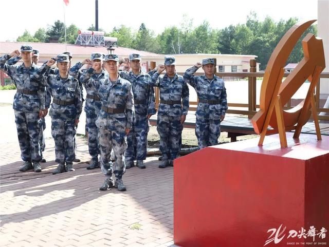  现场|“看到营区飘扬的国旗时，我知道我们有救了！”