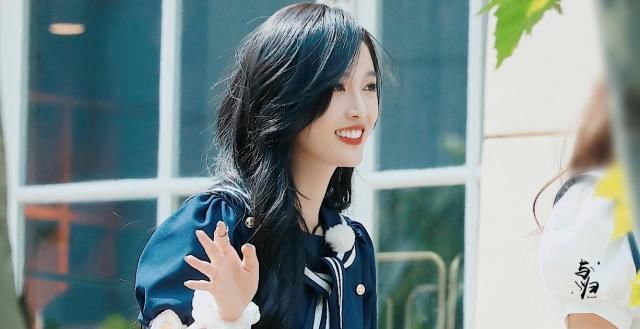  举动|吴宣仪穿水手裙却要2次拉高腰部，谁注意欧阳娜娜举动？女生都懂！